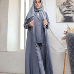 ⁦عباية ثلاث قطع رمادي طقم قماش كريب واقف⁩ - الصورة ⁦9⁩