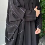 عبايه نص بشت بتطريز محدد على اجناب بلون كحلي