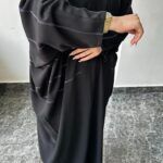 ⁦عبايه نص بشت بتطريز محدد على اجناب بلون كحلي⁩ - الصورة ⁦3⁩