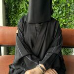 ⁦عبايه نص بشت بتطريز محدد على اجناب بلون كحلي⁩ - الصورة ⁦4⁩