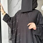 ⁦عبايه نص بشت بتطريز محدد على اجناب بلون كحلي⁩ - الصورة ⁦5⁩