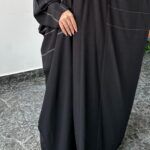 ⁦عبايه نص بشت بتطريز محدد على اجناب بلون كحلي⁩ - الصورة ⁦6⁩