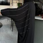 ⁦عبايه نص بشت بتطريز محدد على اجناب بلون كحلي⁩ - الصورة ⁦7⁩