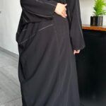 ⁦عبايه نص بشت بتطريز محدد على اجناب بيج و اسود⁩ - الصورة ⁦3⁩