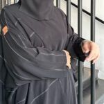 ⁦عبايه نص بشت بتطريز محدد على اجناب بيج و اسود⁩ - الصورة ⁦5⁩