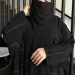 ⁦عبايه نص بشت بتطريز محدد على اجناب بيج و اسود⁩ - الصورة ⁦2⁩