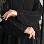 عبايه نص بشت بتطريز محدد على اجناب بيج و اسود