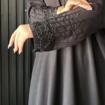 ⁦عبايه نص بشت شك اسود على الأكمام⁩ - الصورة ⁦3⁩