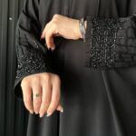 عبايه نص بشت شك اسود على الأكمام