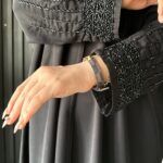 ⁦عبايه نص بشت شك اسود على الأكمام⁩ - الصورة ⁦6⁩