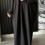 ⁦عبايه نص بشت شك اسود على الأكمام⁩ - الصورة ⁦2⁩