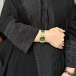 عباية نص لف مطرزه بتصميم شريط اسود من الأمام والأكمام