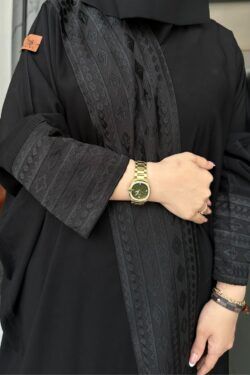 عباية نص لف مطرزه بتصميم شريط اسود من الأمام والأكمام