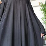 ⁦عباية نص بشت بتطريز محدد على اجناب بلون اسود⁩ - الصورة ⁦3⁩