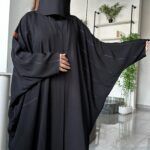 ⁦عباية نص بشت بتطريز محدد على اجناب بلون اسود⁩ - الصورة ⁦4⁩