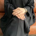 ⁦عباية نص بشت بتطريز محدد على اجناب بلون اسود⁩ - الصورة ⁦5⁩