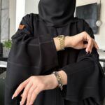 عباية نص بشت بتطريز محدد على اجناب بلون اسود