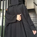 ⁦عباية نص بشت بتطريز محدد على اجناب بلون اسود⁩ - الصورة ⁦7⁩
