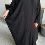 ⁦عباية نص بشت بتطريز محدد على اجناب بلون اسود⁩ - الصورة ⁦2⁩