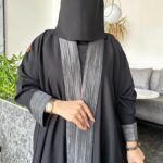 ⁦عبايه كتف ساده محدد اطرافه بلون رمادي⁩ - الصورة ⁦5⁩