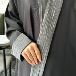 ⁦عبايه كتف ساده محدد اطرافه بلون رمادي⁩ - الصورة ⁦6⁩