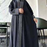 ⁦عبايه كتف ساده محدد اطرافه بلون رمادي⁩ - الصورة ⁦7⁩