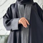 ⁦عبايه كتف ساده محدد اطرافه بلون رمادي⁩ - الصورة ⁦4⁩