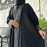 ⁦عبايه كتف ساده محدد اطرافه بلون رمادي⁩ - الصورة ⁦3⁩