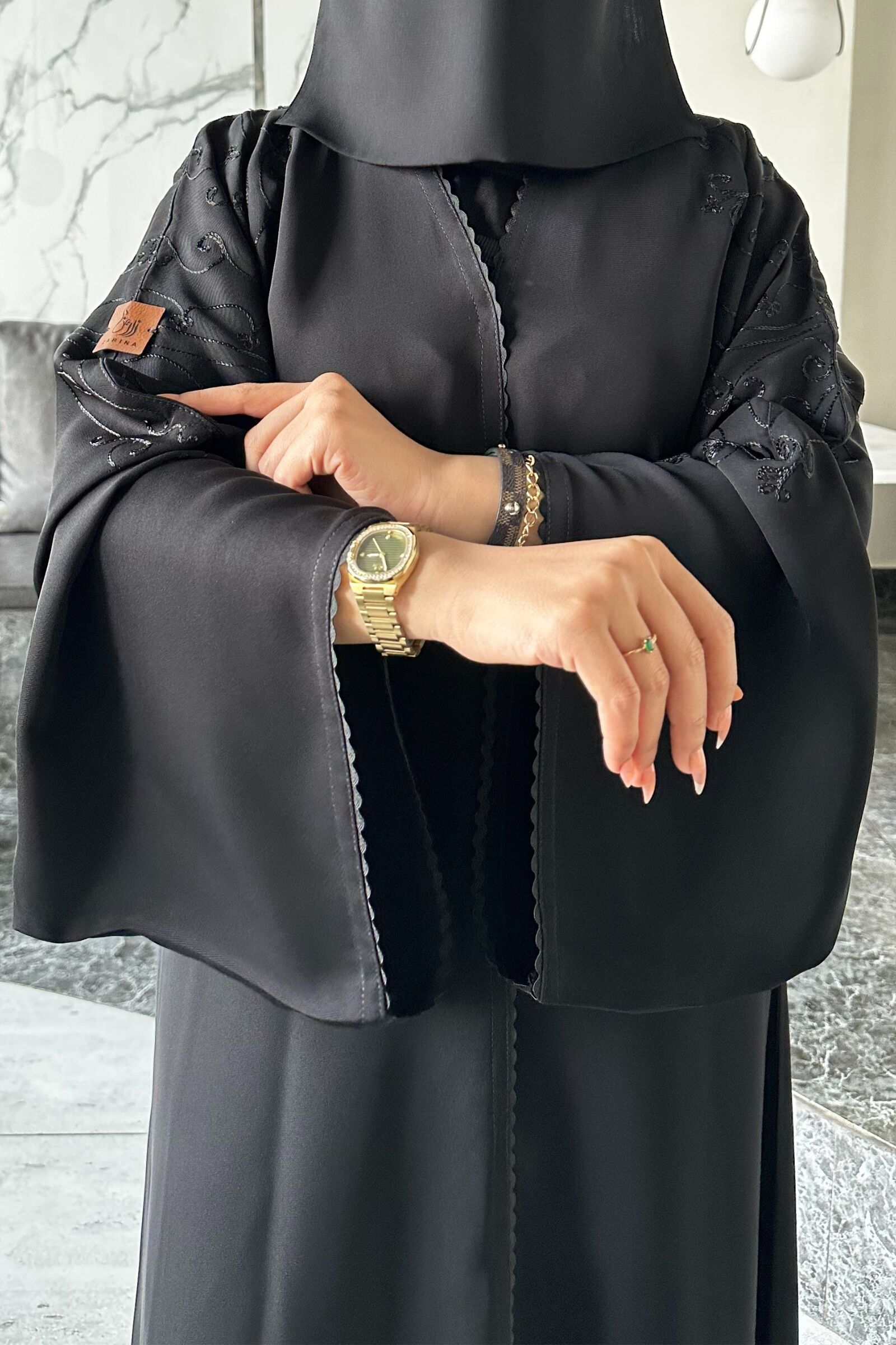 عباية كتف مطرزه على الأكتاف بقصه كم اماراتي