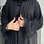 عباية شيك اسود على يد بلون اسود و محدد بكسر