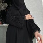 ⁦عباية شيك اسود على يد بلون اسود و محدد بكسر⁩ - الصورة ⁦5⁩