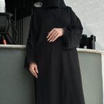 ⁦عباية شيك اسود على يد بلون اسود و محدد بكسر⁩ - الصورة ⁦3⁩