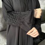 ⁦عباية شيك اسود على يد بلون اسود و محدد بكسر⁩ - الصورة ⁦6⁩