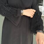 ⁦عباية شيك اسود على يد بلون اسود و محدد بكسر⁩ - الصورة ⁦8⁩