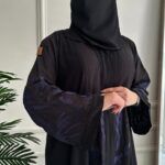 ⁦عباية كتف مطرزه من اكمام و خلف بلون كحلي⁩ - الصورة ⁦3⁩