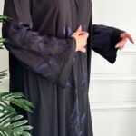 ⁦عباية كتف مطرزه من اكمام و خلف بلون كحلي⁩ - الصورة ⁦5⁩