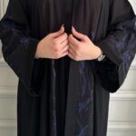 ⁦عباية كتف مطرزه من اكمام و خلف بلون كحلي⁩ - الصورة ⁦7⁩