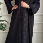 ⁦عباية كتف مطرزه من اكمام و خلف بلون كحلي⁩ - الصورة ⁦2⁩