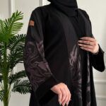 ⁦عبايه كتف مرسومه من اكمام و خلف بلون نحاسي⁩ - الصورة ⁦4⁩
