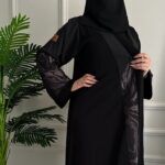 ⁦عبايه كتف مرسومه من اكمام و خلف بلون نحاسي⁩ - الصورة ⁦2⁩