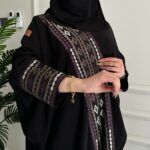 ⁦عباية سدو نص بشت بشريط مطرزه ملونه من الأمام والأكمام⁩ - الصورة ⁦4⁩