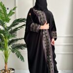 ⁦عباية سدو نص بشت بشريط مطرزه ملونه من الأمام والأكمام⁩ - الصورة ⁦5⁩
