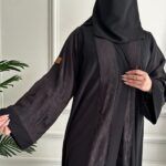 ⁦عباية كتف مرسومه من اكمام و خلف بلون اسود⁩ - الصورة ⁦4⁩