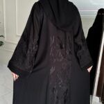عباية كتف مرسومه من اكمام و خلف بلون اسود