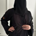 ⁦عباية كتف مرسومه من اكمام و خلف بلون اسود⁩ - الصورة ⁦2⁩