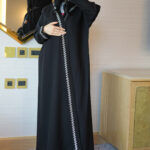 ⁦عباية كتف بتطريز على شكل سهم بخيوط مخفى بلون ابيض⁩ - الصورة ⁦8⁩