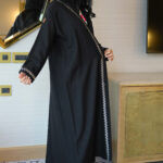 ⁦عباية كتف بتطريز على شكل سهم بخيوط مخفى بلون ابيض⁩ - الصورة ⁦9⁩