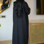 ⁦عباية كتف بتطريز على شكل سهم بخيوط مخفى بلون ابيض⁩ - الصورة ⁦10⁩