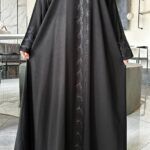 عبايه كلاسيك بتطريز ارى بلون الاسود