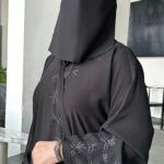 ⁦عبايه كلاسيك بتطريز ارى بلون الاسود⁩ - الصورة ⁦5⁩